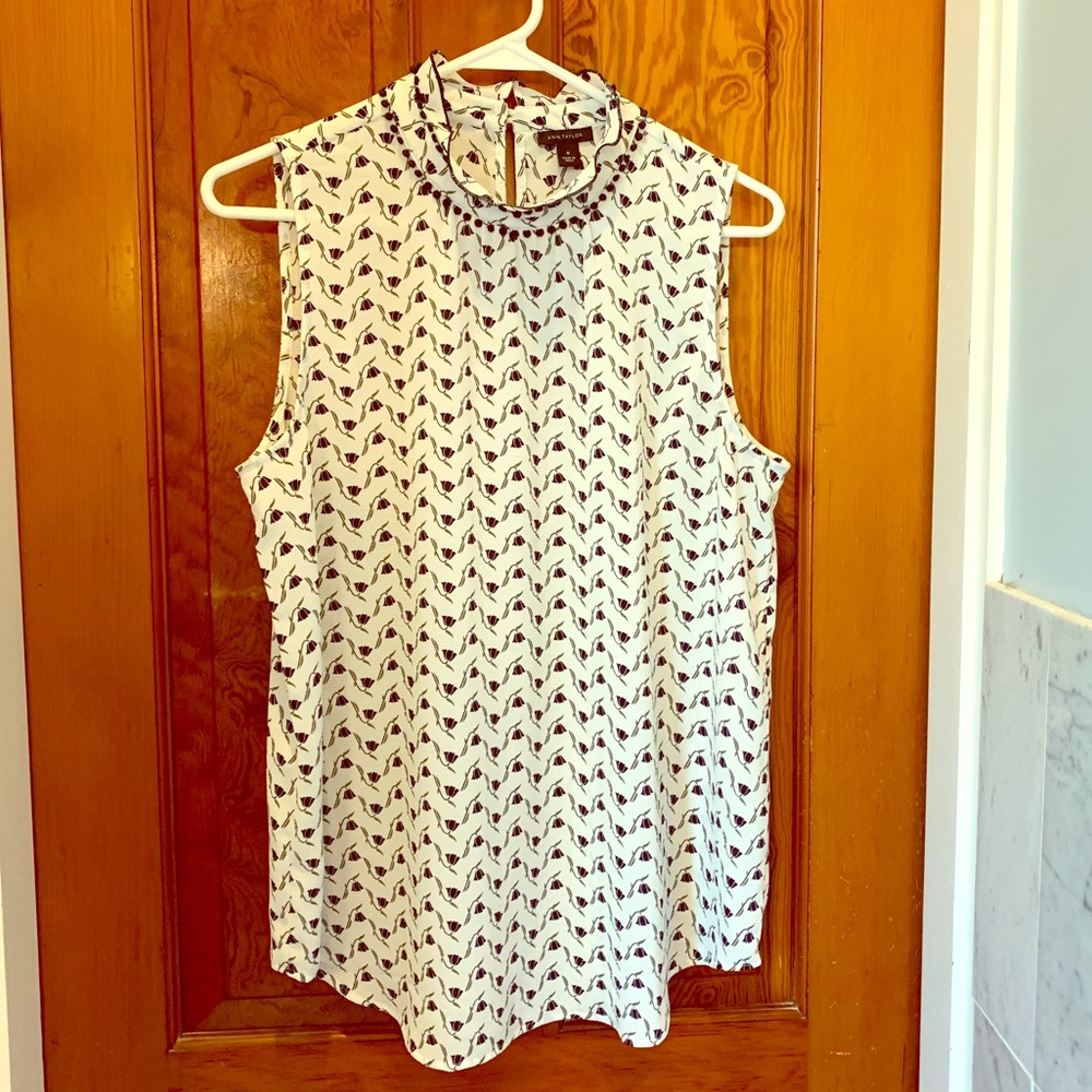 Nice Ann Taylor mock-neck top/shell. Size medium.